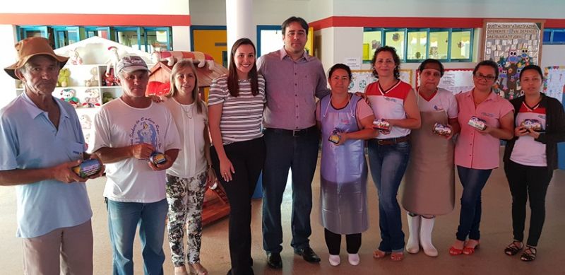 Prefeito Vinícius Barretos com a primeira dama ,diretora ,funcionários da escola faz entrega de ovos de páscoa
